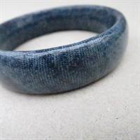 Cowboy blå lakeret stof armbånd, b: 1,9 cm.